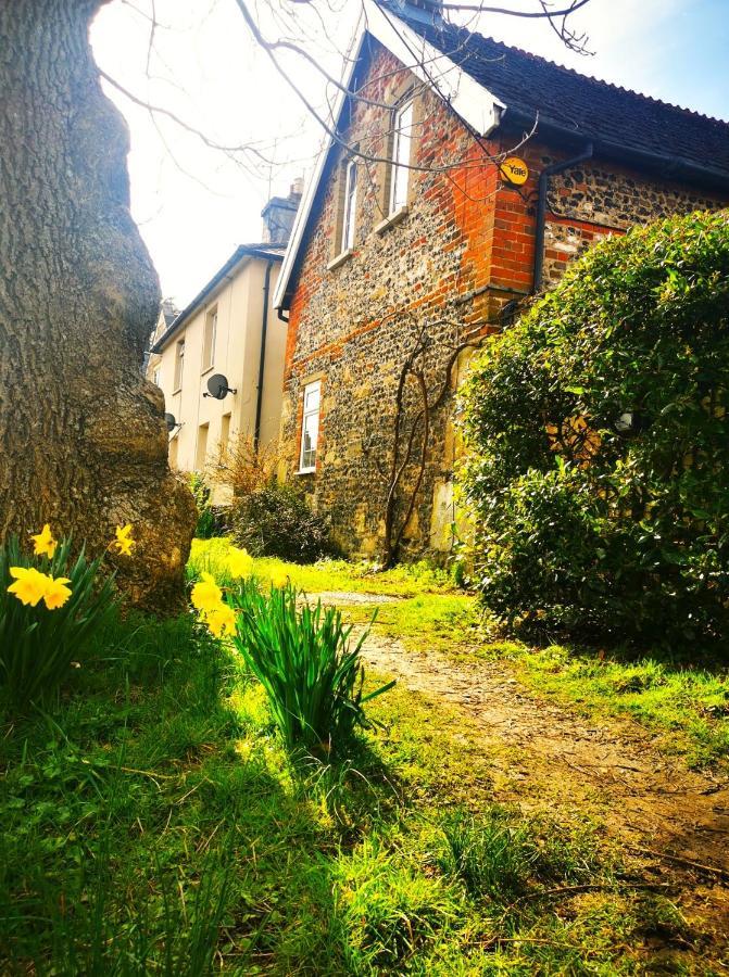 Historic, Traditional & Spacious Wiltshire Cottage Shrewton Exterior foto